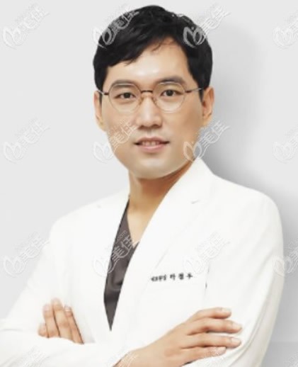 韩国优雅人整形外科朴哲佑医生
