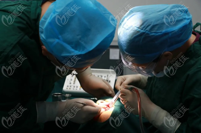 仅需30分钟，广州广大即刻种植牙技术就修复了74岁老人的3颗缺牙！