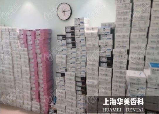 整整一面墻的正畸牙套