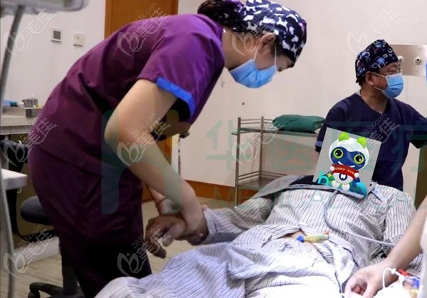 护士为种牙顾客强调术后注意事项