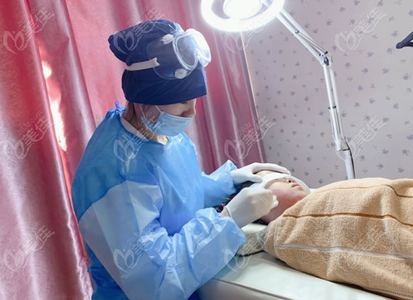宏康医院肖萍医生给孩子治疗面部红血丝的照片