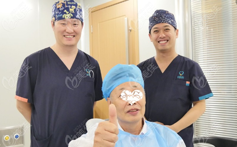 顧客很滿意種植院長蘇召為他做的allon6全口種植牙