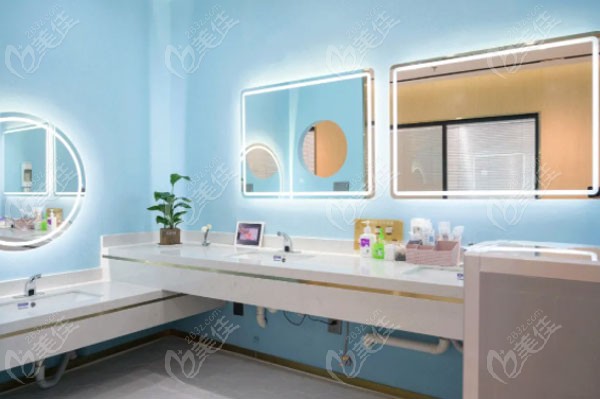 Tiffany蓝的配色的刷牙室