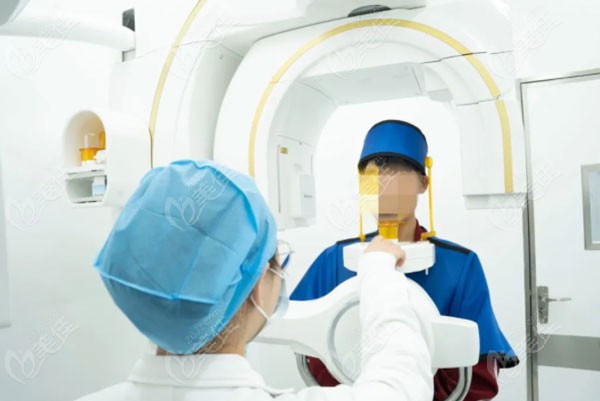 医生会通过CT对口腔进行全方位的观测
