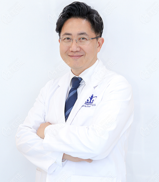 韩国曼哈顿牙科医院的院长