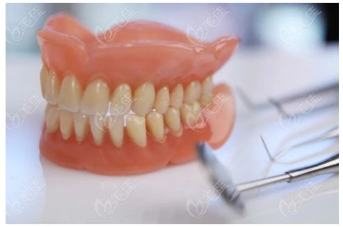 全口樹(shù)脂活動(dòng)假牙