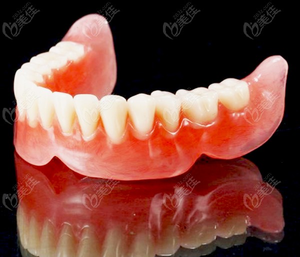 鹤壁口腔安装一套假牙要多少钱