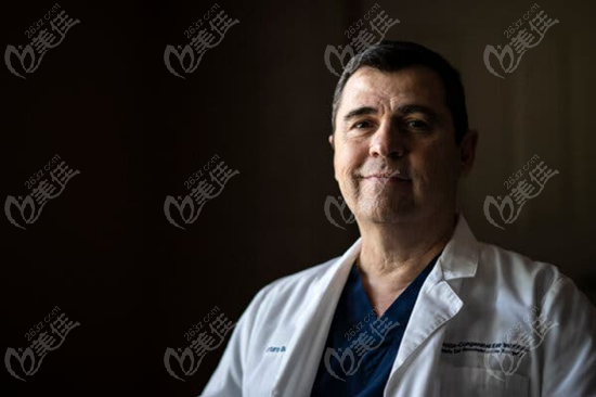 耳再造外科医生阿图罗·博尼利亚（Arturo Bonilla）