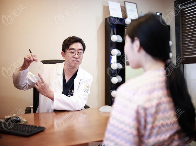 在韩国做内窥镜假体隆胸术后没有多痛,做完约一月手感摸着基本正常