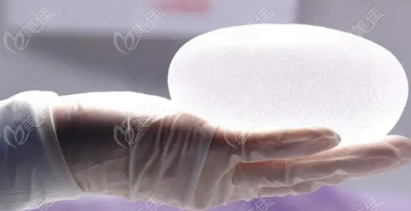 隆胸