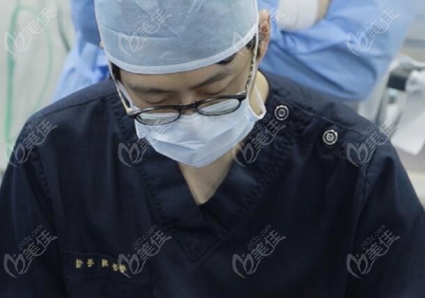 韩国格瑞丝噢爱美整形外科做假体隆胸好的崔文燮院长