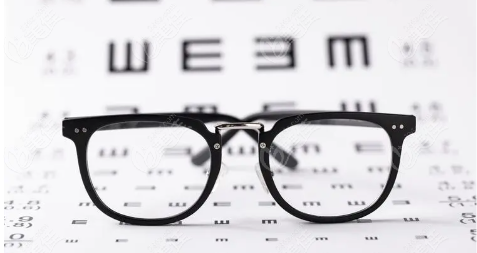 关于近视眼看视力表和戴眼镜的图片
