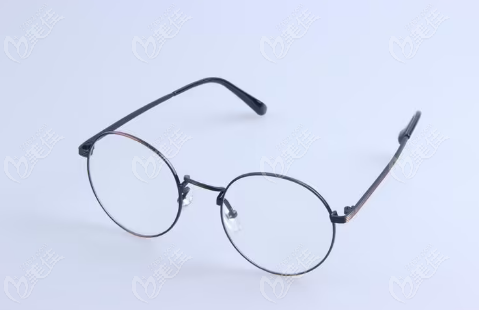 爱尔眼科配框架隐形眼镜价格：500-1000元左右