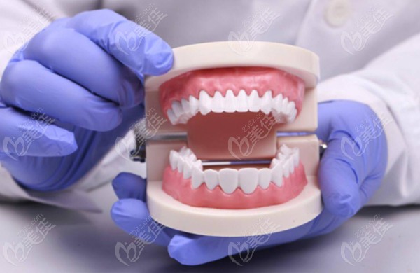 种植牙和吸附性活动义齿区别