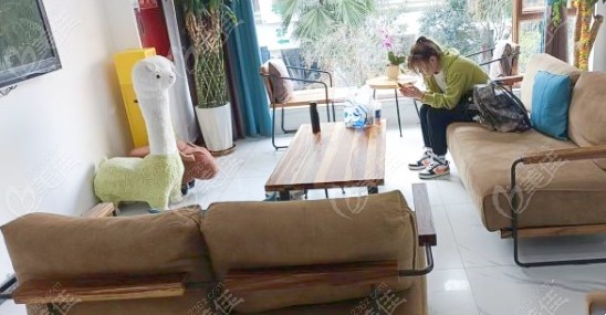 成都郫都哎呀呀口腔门诊部的休息区 成都郫都哎呀呀口腔门诊部的休息区