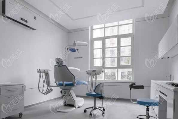 东营胜利口腔医院种植牙费用