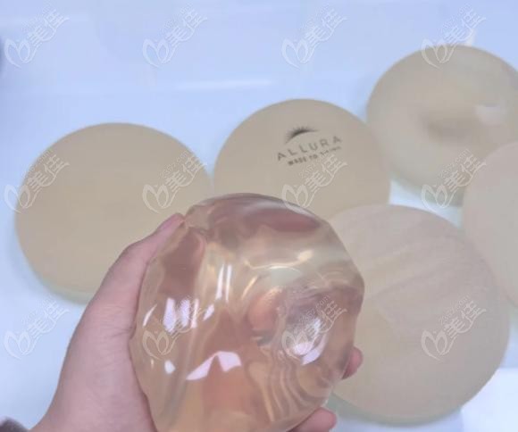 夢(mèng)縈假體優(yōu)勢(shì)一：包膜攣縮率<1%