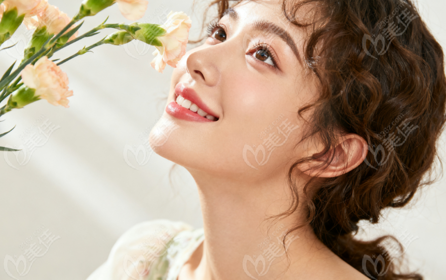 韦元强脂肪丰胸添加了生长因子吗？www.236z.com