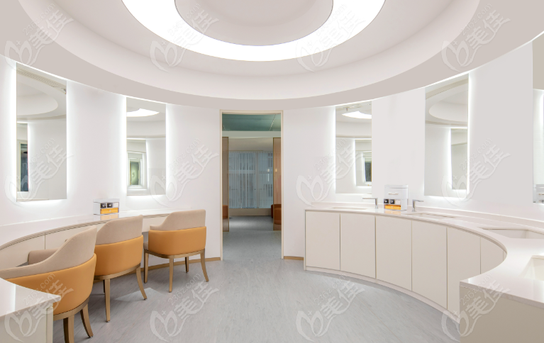 想知道栗勇和肖征剛醫(yī)生隆胸哪個好？