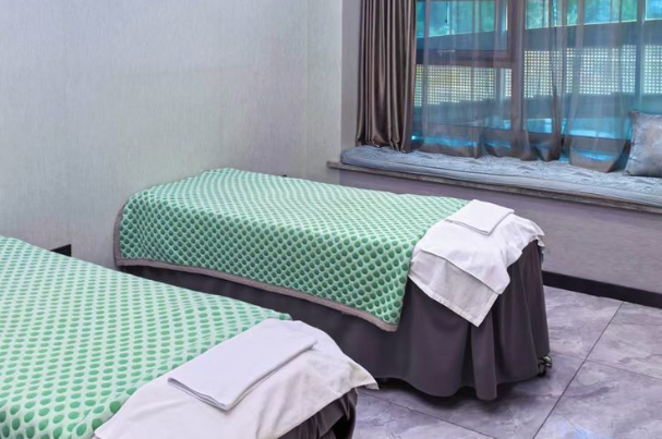 葫蘆島華美整形王希華執(zhí)業(yè)經(jīng)歷  1. 豐富的臨床經(jīng)驗(yàn)：王希華醫(yī)生從醫(yī)經(jīng)歷豐富，擁有